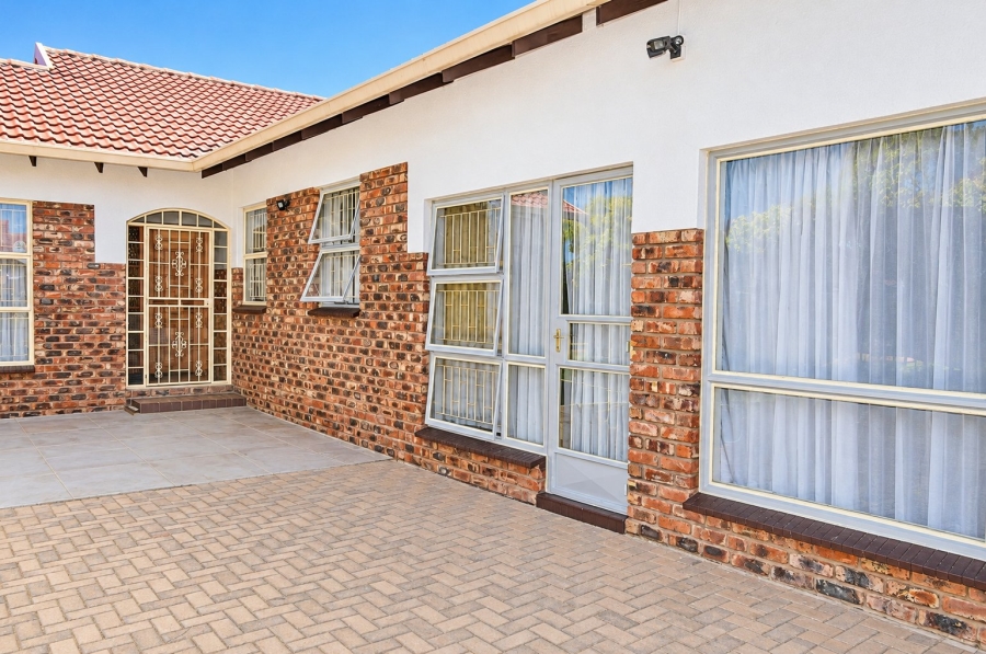 5 Bedroom Property for Sale in La Hoff North West